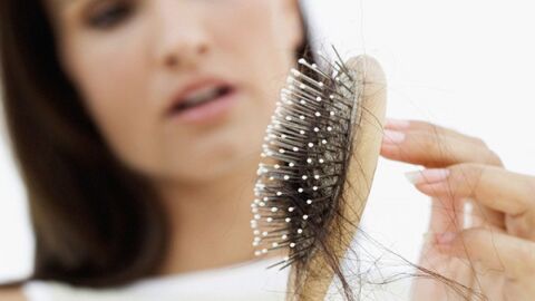 طرق حل مشاكل تساقط الشعر