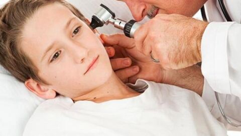 أعراض التهاب الأذن الوسطى - فيديو