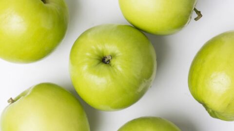 فوائد أكل التفاح الأخضر على الريق