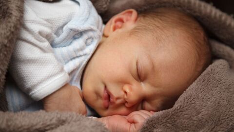 ساعات نوم الطفل حديث الولادة