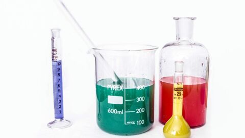 أدوات المختبر الكيميائي واستخداماتها