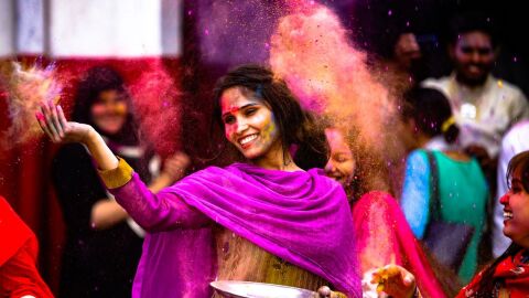 ما اسم عيد الألوان في الهند