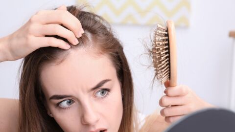 ما سبب تساقط الشعر بكثرة عند البنات