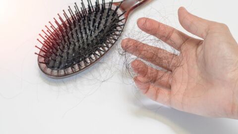 كيفية علاج تساقط الشعر وتكثيفه