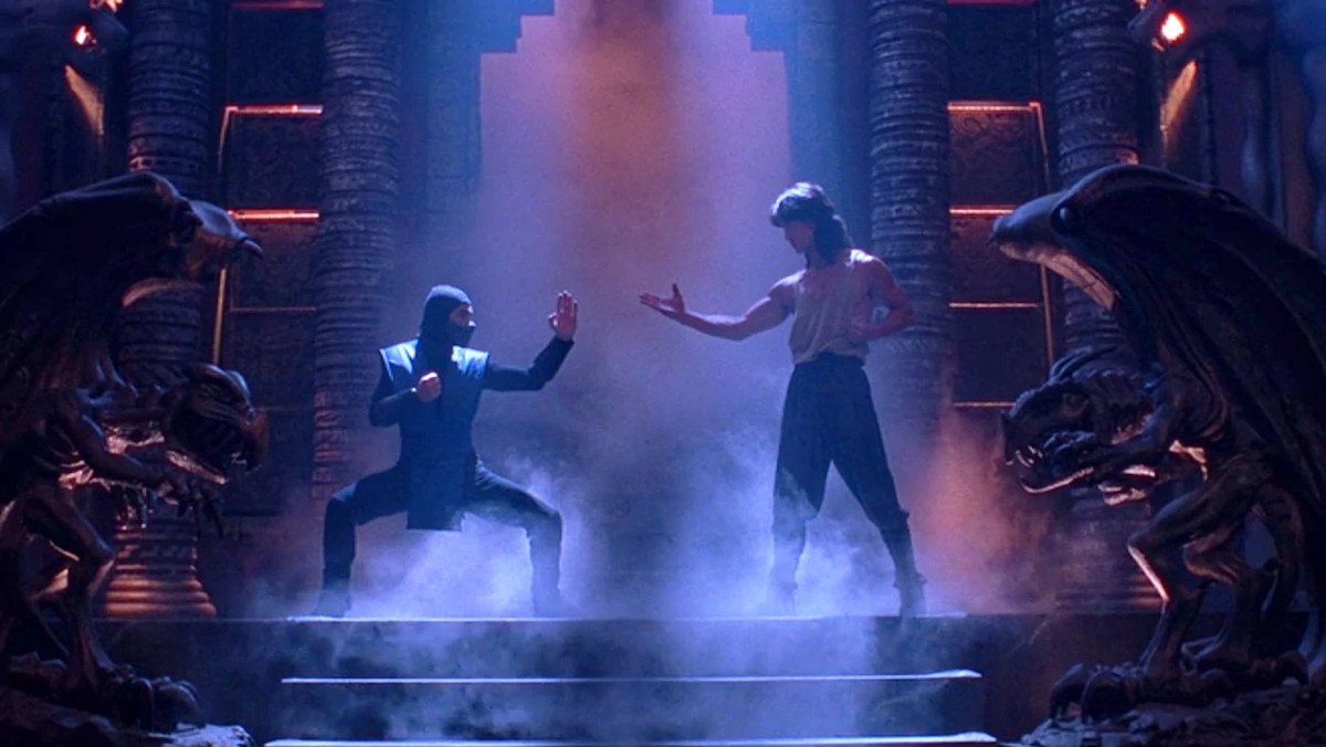 Two combatants ready to fight in Mortal Kombat, surrounded by smoke and some gargoyle statues.
