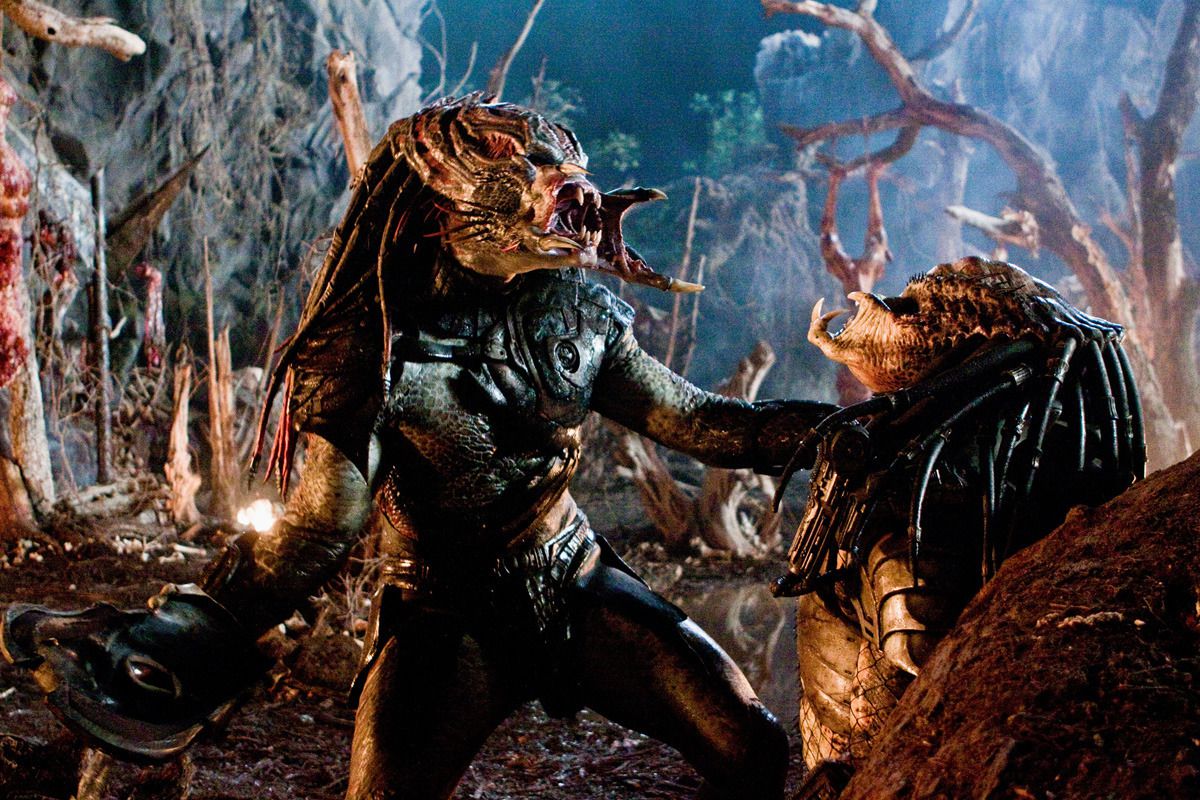 A Predator (Derek Mears)&nbsp;standing over another, defeated Predator&nbsp;(Brian Steele)&nbsp;in&nbsp;Predators.