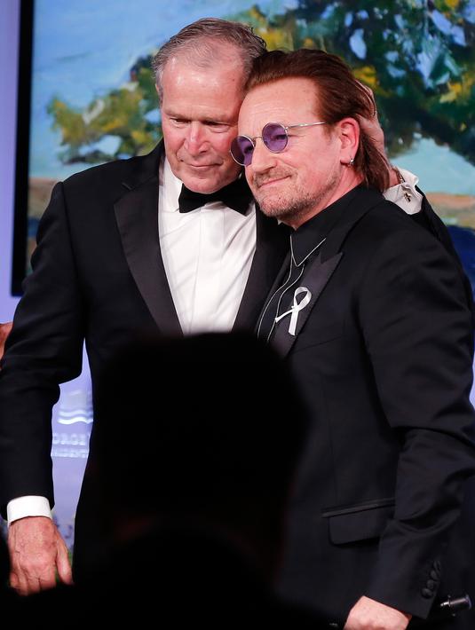 Bono U2 Di Berbagai Momen Suka Dan Duka Bertemu Presiden Hingga Datang Ke Lokasi Penembakan Di Paris Foto Liputan6 Com