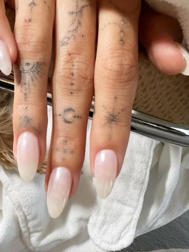 7 Potret Tren Nail Art Glazed Donut Ala Hailey Baldwin Lifestyle Liputan6 Com