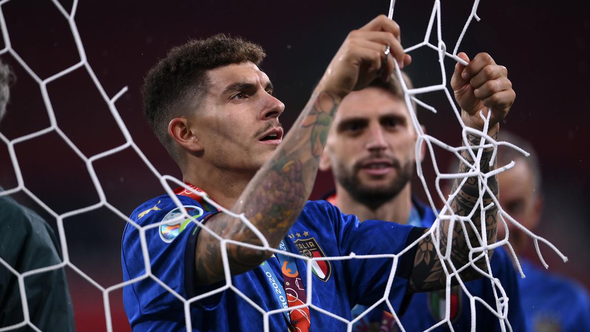 Juara Mah Bebas Giovanni Di Lorenzo Merokok Saat Rayakan Sukses Timnas Italia Juara Euro 2020 Piala Eropa Bola Com