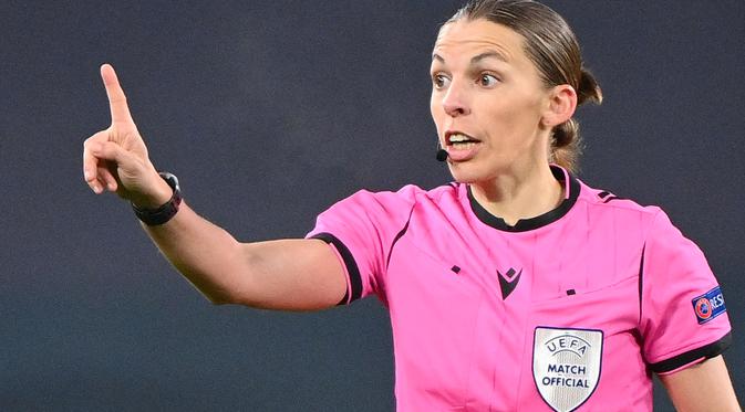 Mengenal Sosok Wanita Tangan Besi Stephanie Frappart Wasit Perempuan Pertama Yang Memimpin Laga Piala Dunia 2022 Piala Aff Bola Com