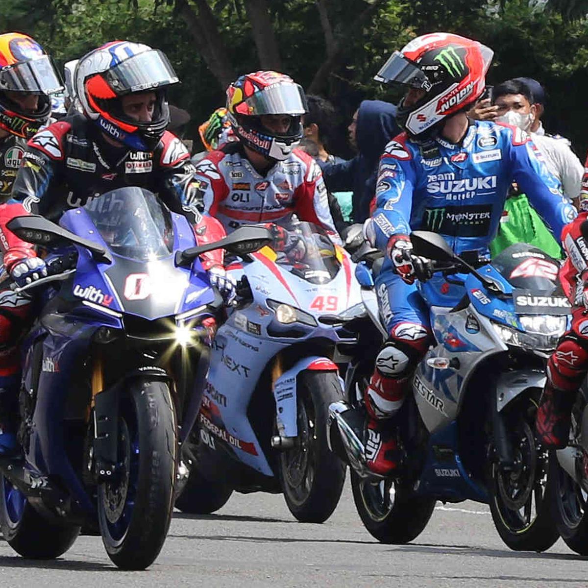 Cerita Lengkap Parade Motogp Dari Pamer Motor Kesayangan Hingga Atraksi Bakar Ban Bola Liputan6 Com
