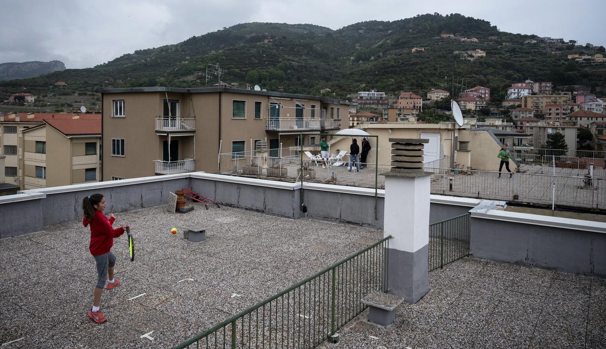 Foto Serunya Main Tenis Dari Atap Rumah Saat Lockdown Di Italia Dunia Bola Com