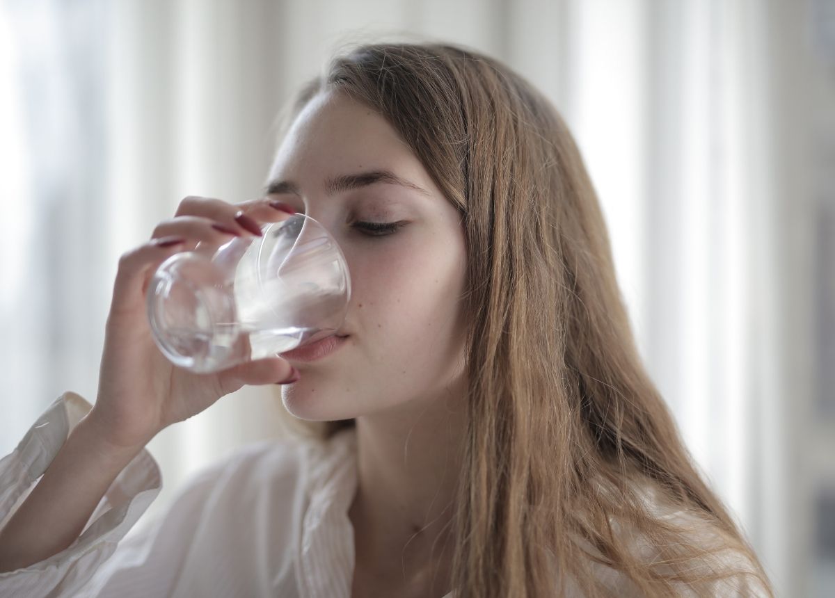 Minum air hangat memiliki banyak manfaat untuk kesehatan tubuh. Air hangat dipercaya dapat melancarkan pencernaan, tidak hanya itu air hangat dipercaya mampu mengatasi pegal pada tubuh.