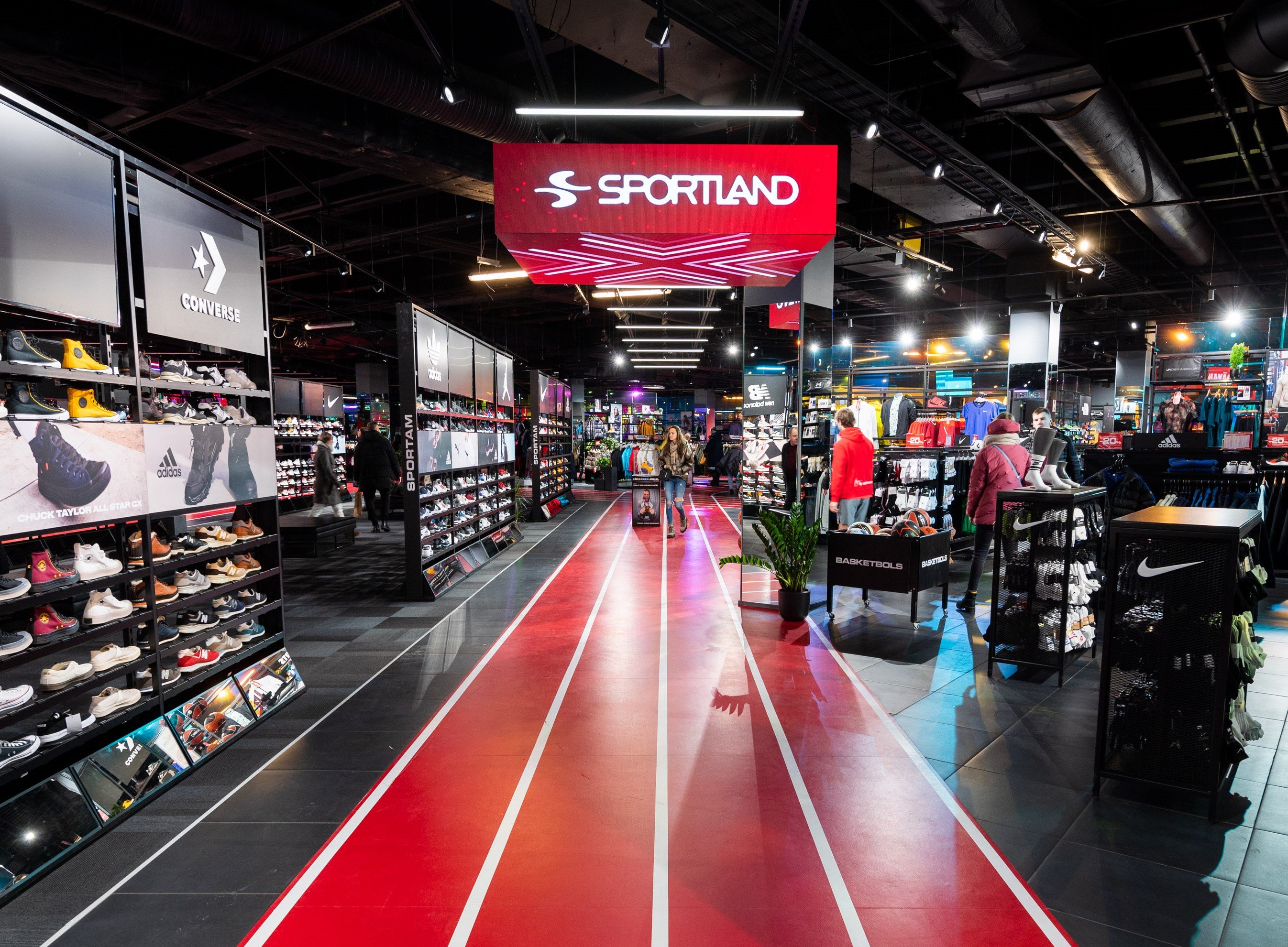 В торговом центре "Spice" открыт крупнейший магазин "Sportland" в Латвии 