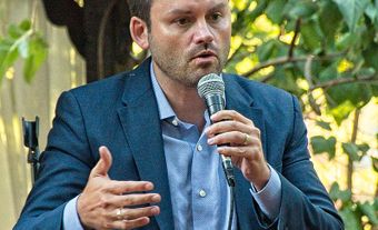 Photo of Paul St-Pierre Plamondon speaking with a microphone