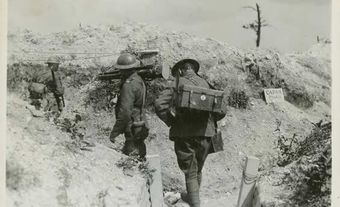 Des membres du Bureau canadien des archives de guerre transportent leur équipement.