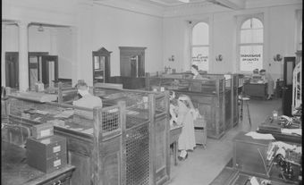 Intérieur de la Banque Royale du Canada à Québec (Québec), le 8 avril 1949.