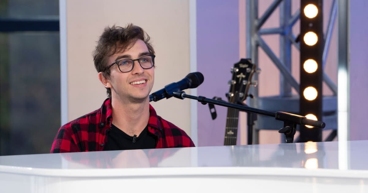 'American Idol' Highlights: Standing Ovation for Roman Collins, Warm Embrace for Kayko 'American Idol' Highlights: Standing Ovation for Roman Collins, Warm Embrace for Kayko