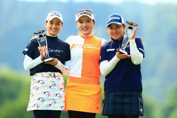 優勝の森美穂（左）、香妻琴乃（右）とともに笑顔を見せる有村智恵（大会提供）