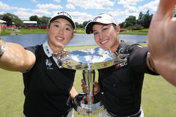 イン・ルオニン（左）、アタヤ・ティティクル組が優勝し、そろってツアー通算3勝目を挙げた