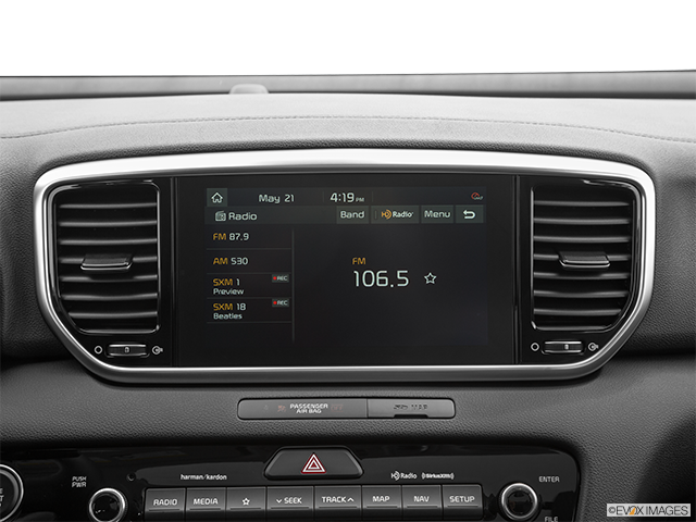 2024 Kia Sportage | Closeup of radio head unit