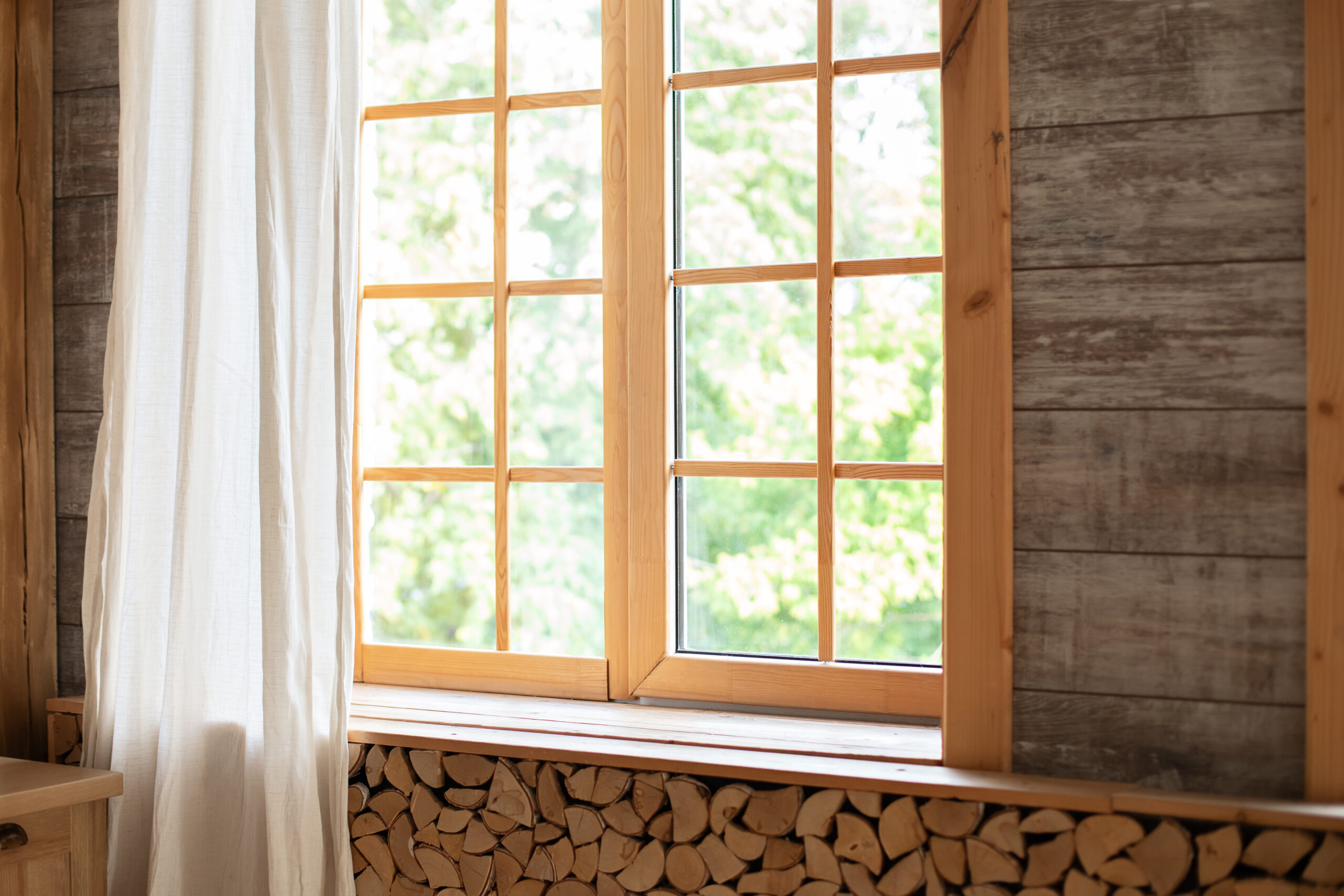 Compare Wood vs. Vinyl Windows (2024)