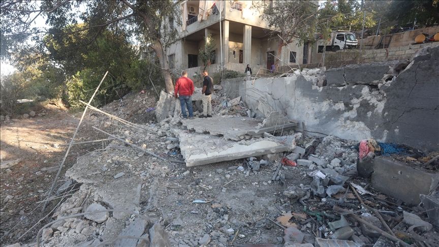 Israeli air strike kills four in southern Lebanon, violates ceasefire