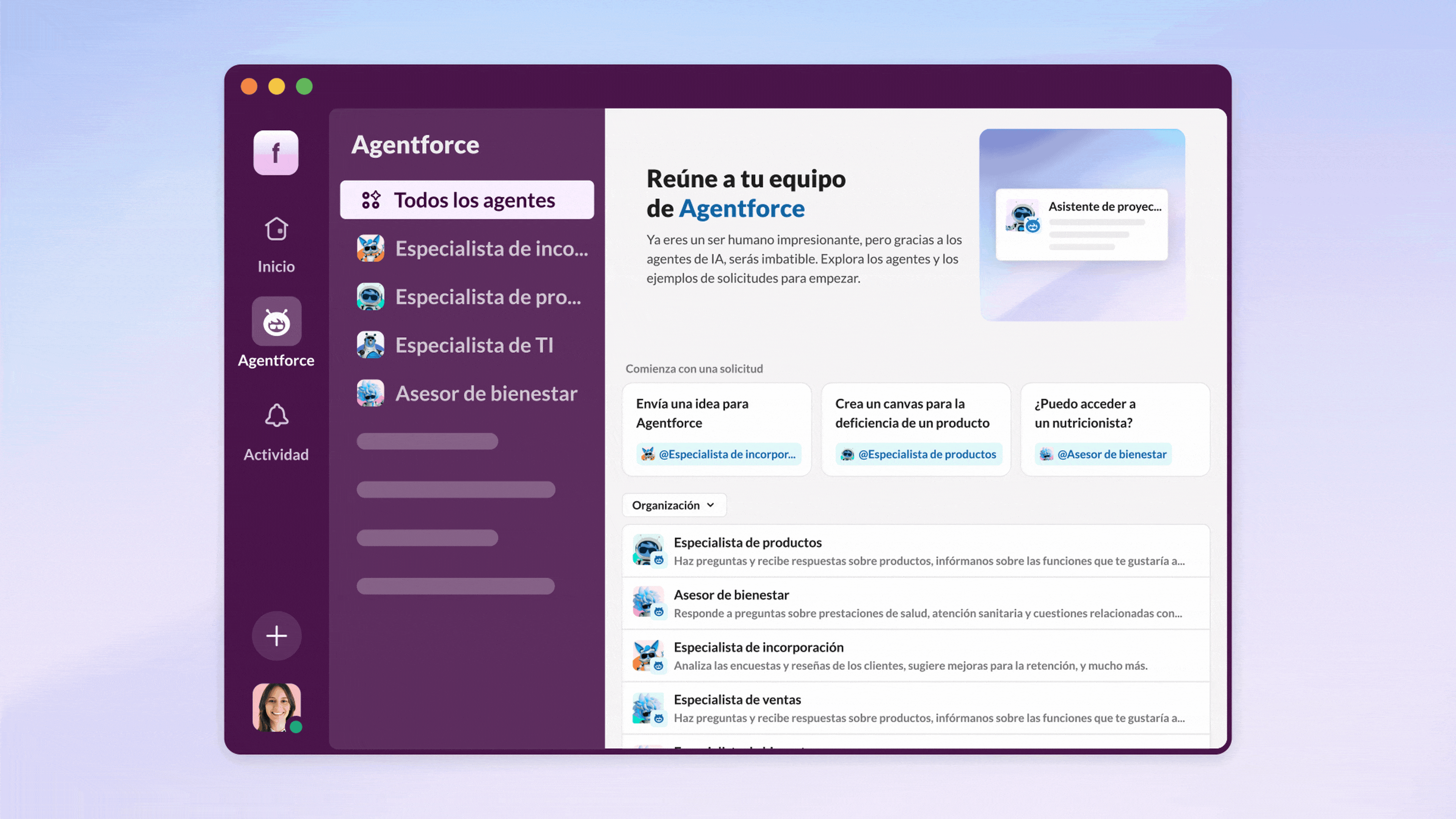 GIF que muestra a una usuaria de Slack chateando con un agente especialista de productos.