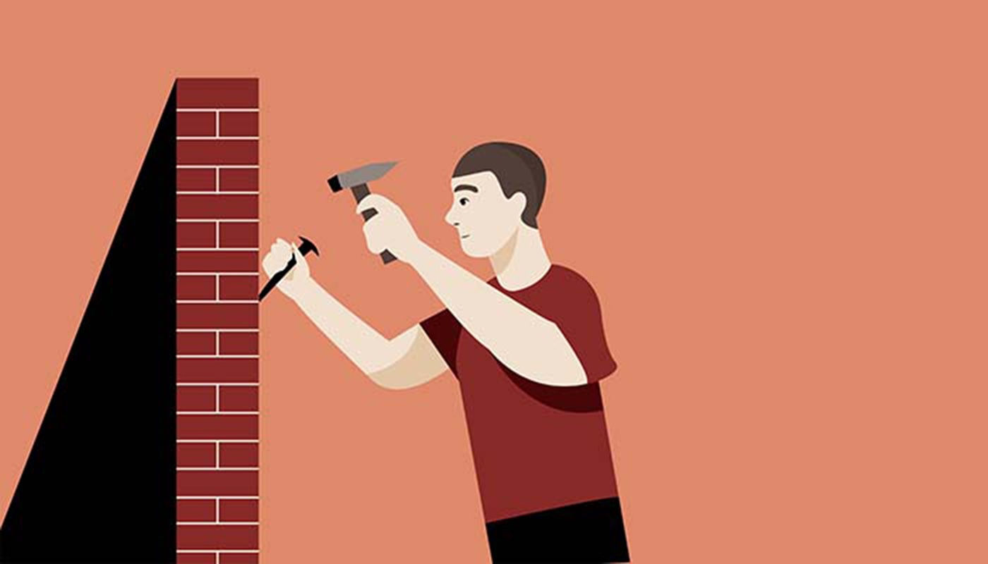Homme attaquant un mur au marteau et au burin