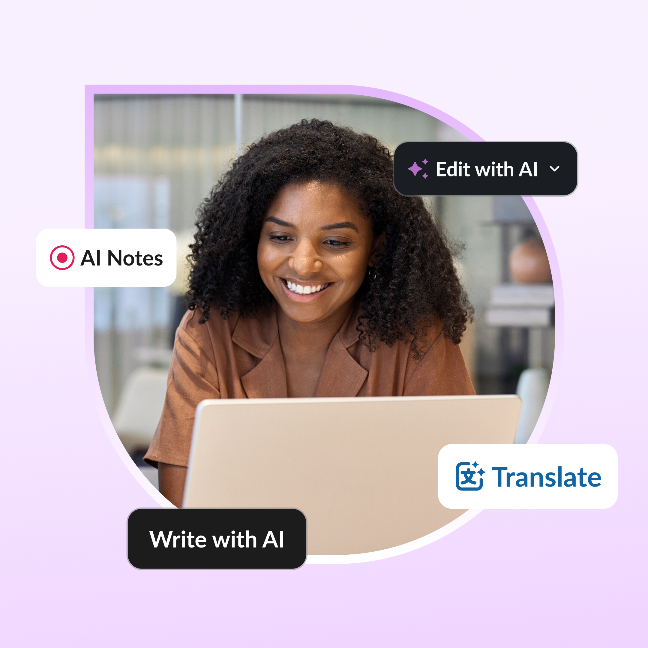 Una mujer escribe en una computadora portátil y ve íconos que representan funciones de IA en Slack