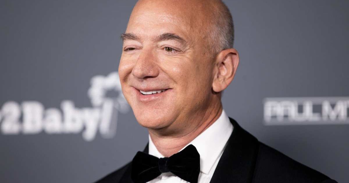 Jeff Bezos' response after a warehouse employee directly emailed him about pay is jaw-dropping