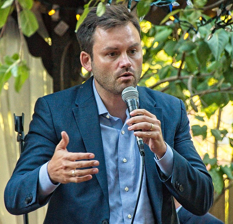 Photo of Paul St-Pierre Plamondon speaking with a microphone