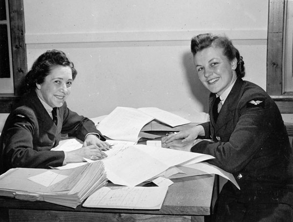 Personnel de chronométrage non identifié du Service féminin de l’Arc, 2<sup>e </sup>École de pilotage militaire (1942)