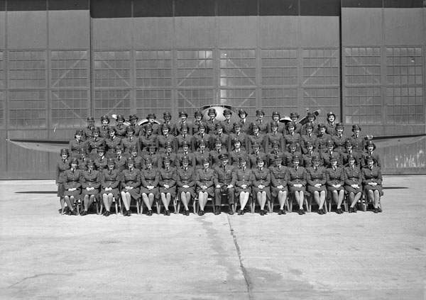 Personnel de l’Aviation royale canadienne, Service féminin posté à la 6e Unité d’entraînement opérationnel (Écoles et unités d’entraînement de l’Aviation royale canadienne), ARC, Comox, Colombie-Britannique, Canada, 24 avril 1945