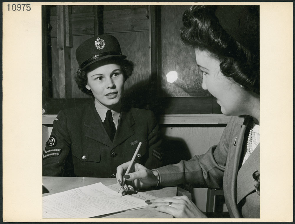 Femme du Service féminin de l’ARC en uniforme, en réhabilitation avec une conseillère pour les membres du personnel, Toronto (juin 1944)