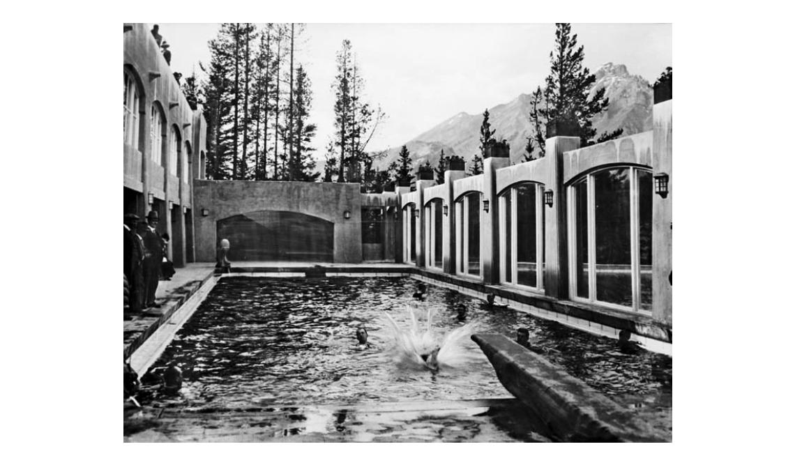 Les piscines du chemin de fer du Canadien Pacifique à l’hôtel Banff Springs, vers 1900-1925.