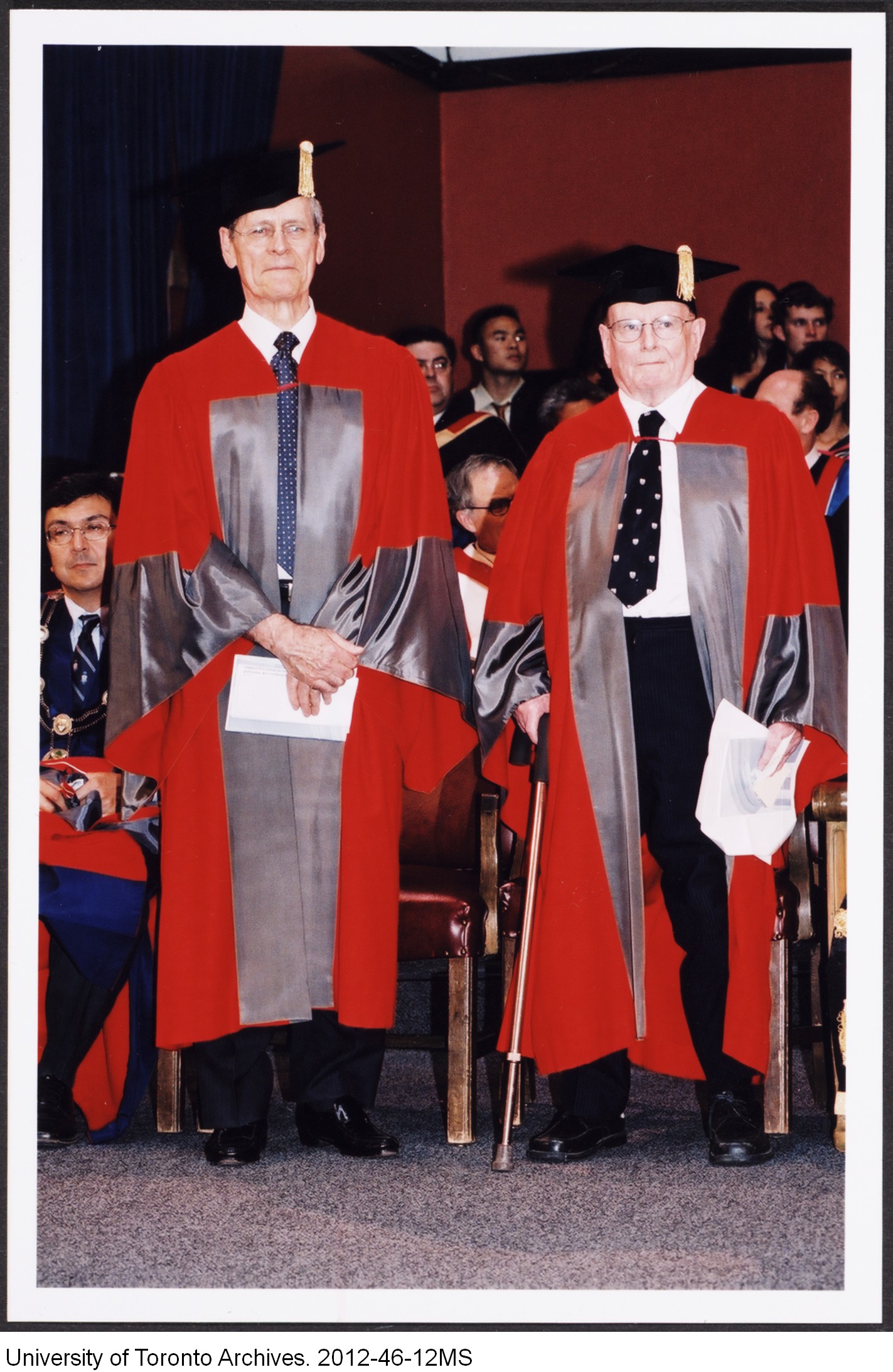 Dr James Till (à gauche) et Dr Ernest McCulloch (à droite) recevant un doctorat honorifique de l’Université de Toronto, le 9 juin 2004.