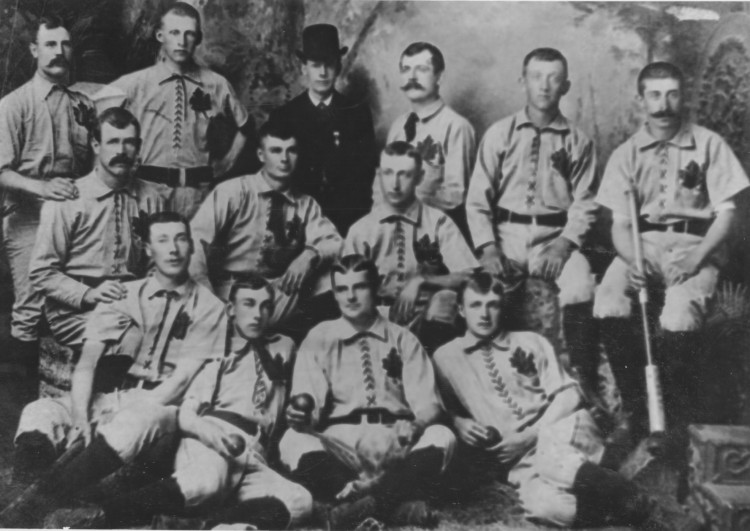 Photographie des Guelph Maple Leafs, date inconnue. George Sleeman est l’homme qui se trouve dans le dernier rang et qui porte un chapeau melon.