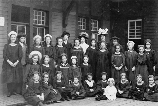 Group of immigrant girls, Québec, 1908