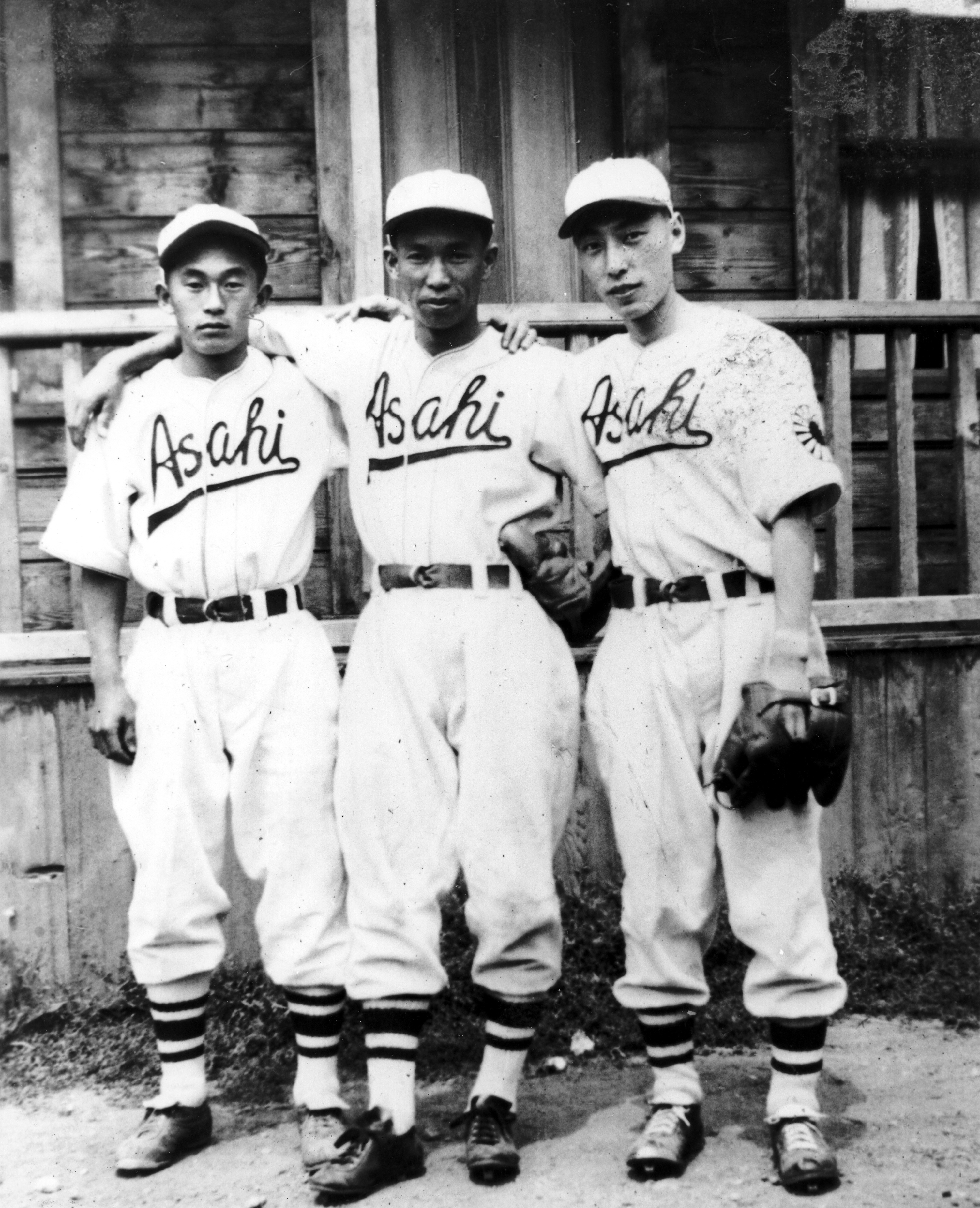 Kaye Kaminishi et deux joueurs des Asahi