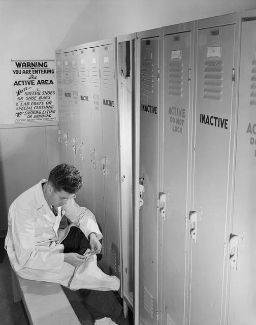 Photographie d'un travailler d'usine au laboratoire de Chalk River