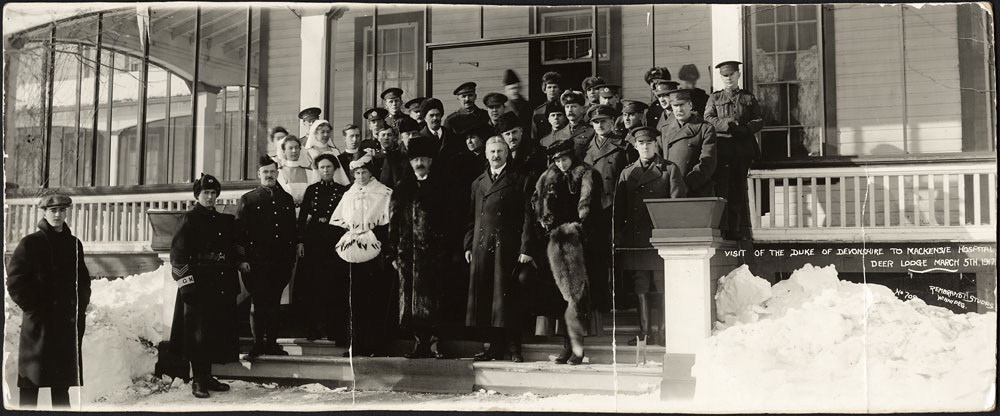 Le duc et la duchesse de Devonshire à l’hôpital militaire Deer Lodge