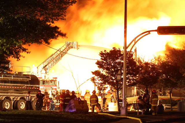 Photographie de premiers répondants au déraillement de train de Lac-Mégantic