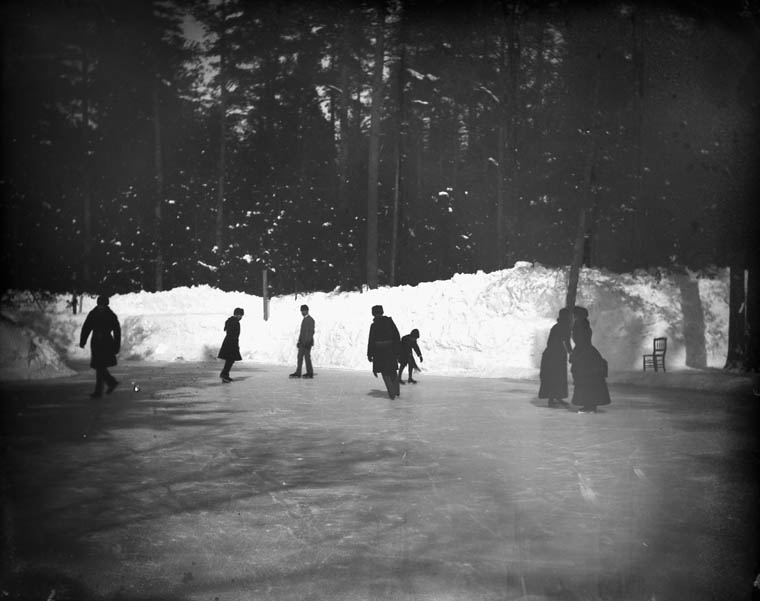 Patinant sur la glace à Rideau Hall