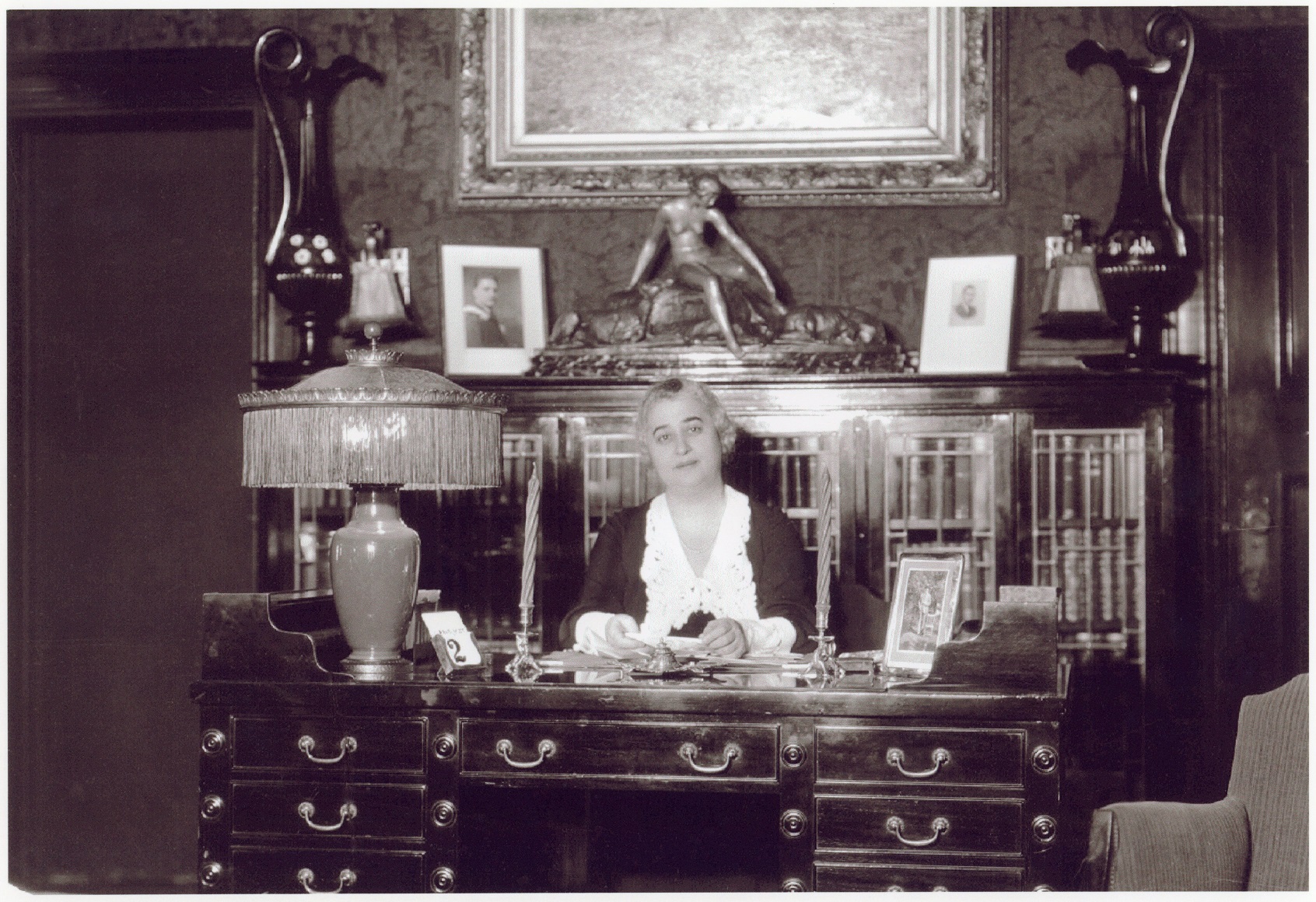 Photographie de Lillian Freiman assise à son bureau