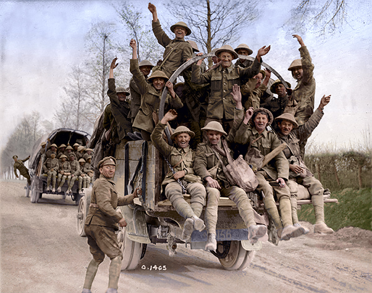 Soldats canadiens rentrant de la crête de Vimy.