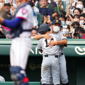 仙台育英の須江監督は7回に勝負を決める満塁弾を放った岩崎をベンチ前で抱きしめた(写真・日刊スポーツ/アフロ）