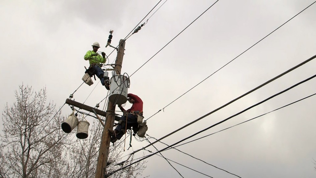 On a blustery March morning, an Xcel lineman crew in Denver, Colorado replaces an old transformer. Photo by Brian Malone/Inside Energy