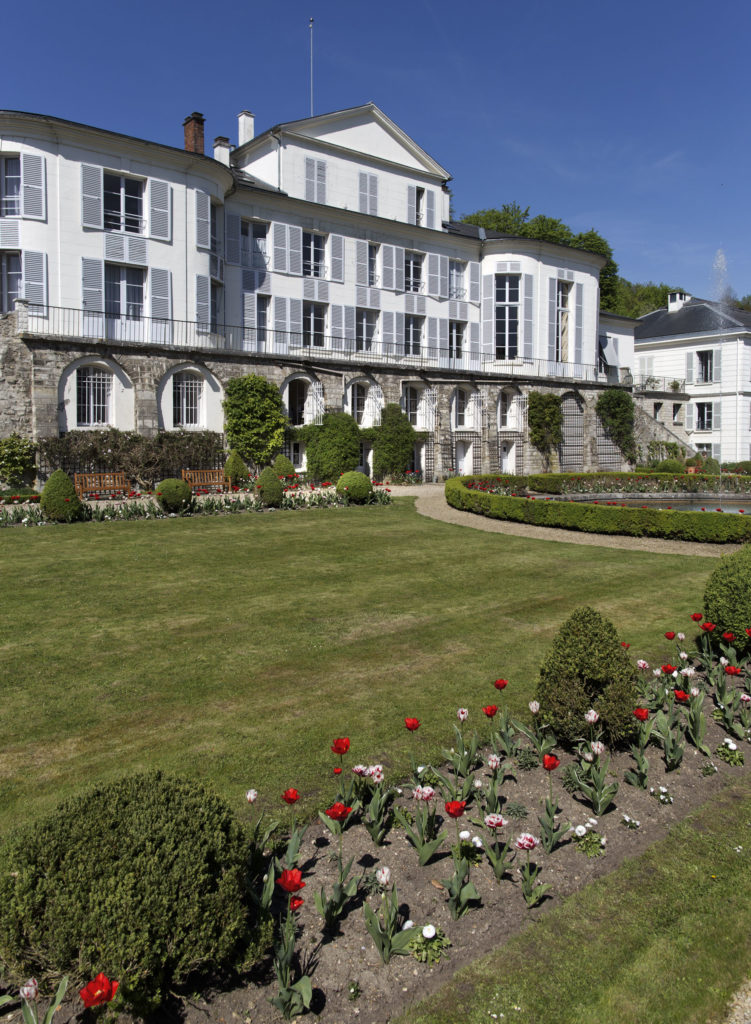The International Prototype of the Kilogram is kept at the headquarters of the BIPM in the Pavilion de Breteuil, outside of Paris. Image courtesy of BIPM.