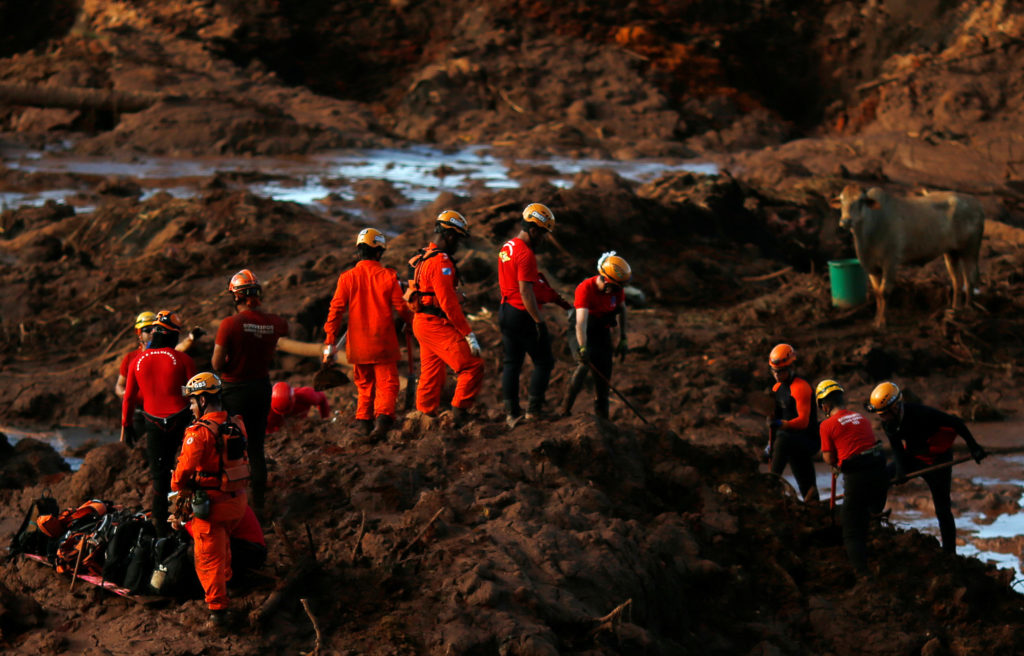 Members of a rescue team search for victims after a tailings dam owned by Brazilian mining company Vale SA collapsed, in Brumadinho, Brazil January 28, 2019. Photo by Adriano Machado/Reuters